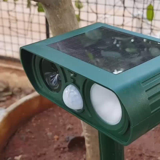 Aparat solar ultrasonic pentru dăunători